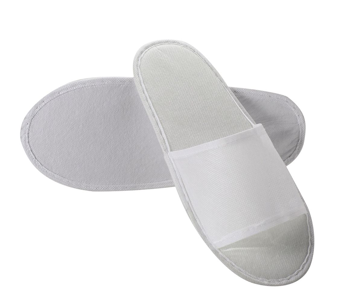 Paar witte badstof slippers met open teen, zacht en comfortabel, liggend op een neutrale achtergrond.