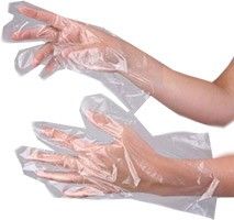 Een stapel transparante PE handschoenen, netjes verpakt, klaar voor gebruik in een salonomgeving.