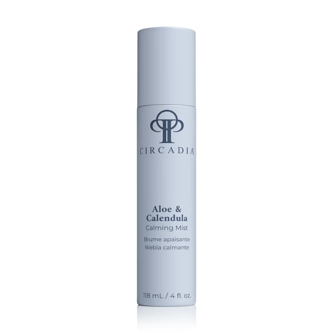 Witte sprayflacon van Circadia Aloe & Calendula Calming Mist 118 ml met blauwe en grijze details en een doorzichtige dop.