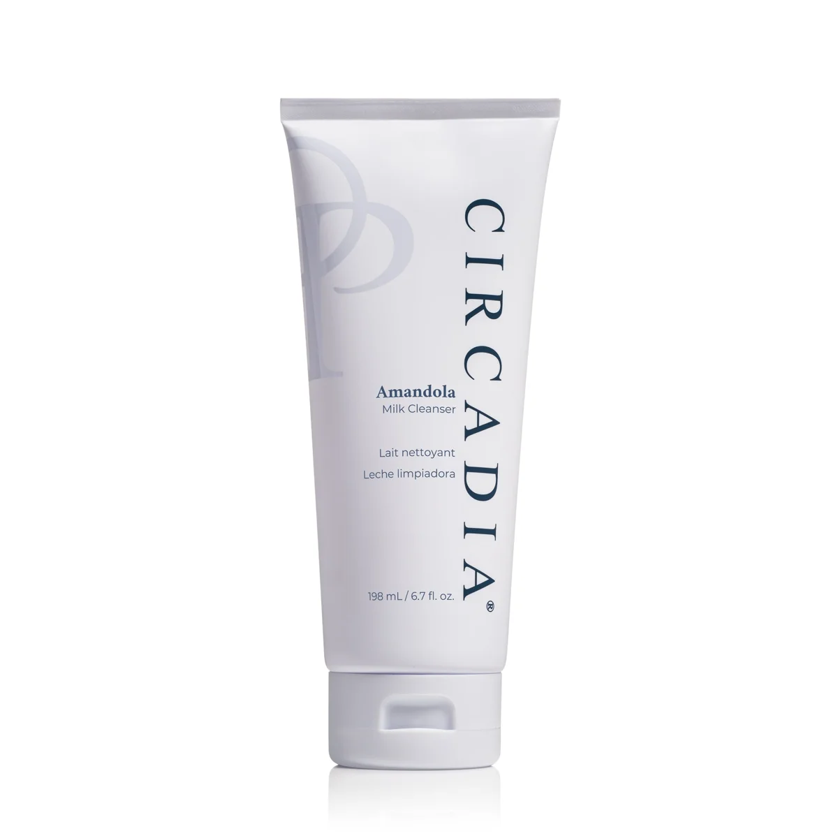 Witte fles met zwarte dop van Circadia Amandola Milk Cleanser 198 ml.