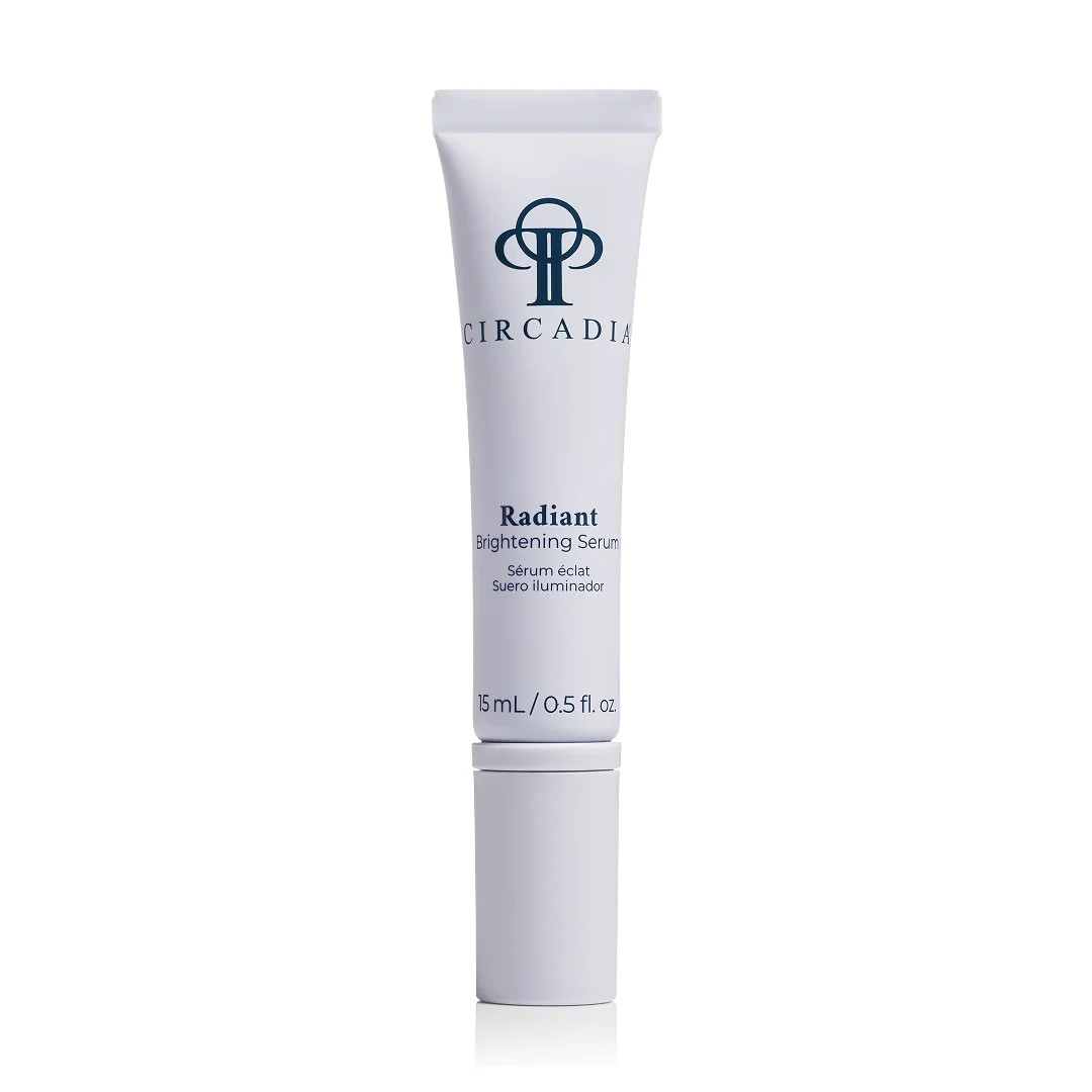 Flesje Circadia Bright White Serum in een witte, strakke verpakking met een zilveren dop en zwarte letters.