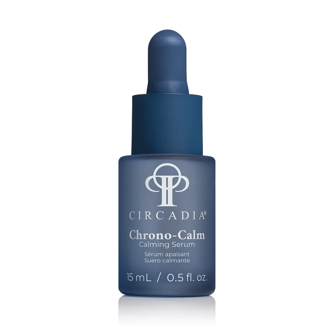 Flesje Circadia Chrono-Calm 15 ml, een kalmerend serum in een witte verpakking met blauwe accenten.