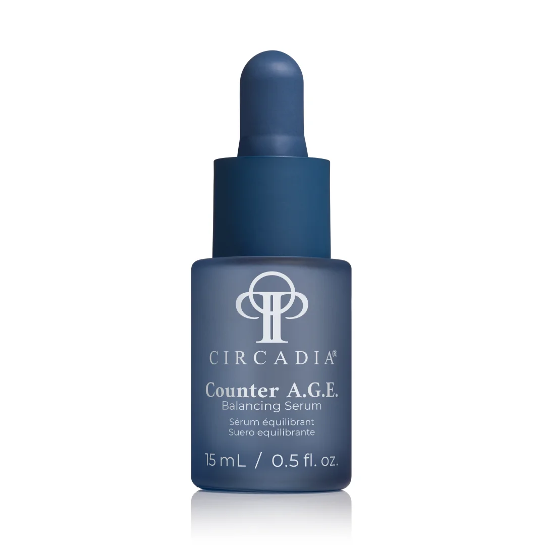 Flesje van Circadia Counter A.G.E. Balancing Serum 15 ml met een zilveren en witte verpakking en een pipet.