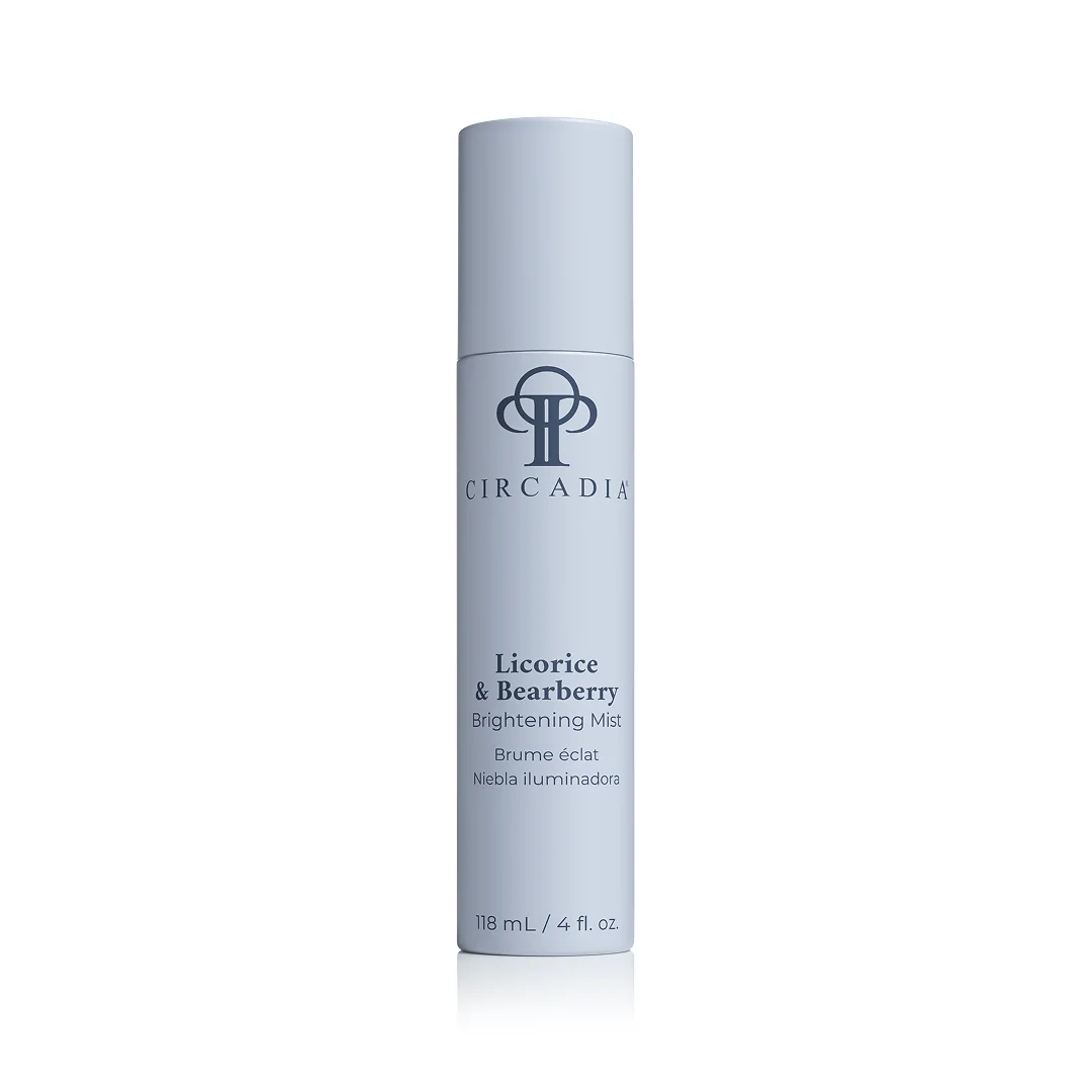 Sprayflacon van Circadia Licorice & Bearberry Brightening Mist in een witte verpakking met blauwe en grijze accenten.