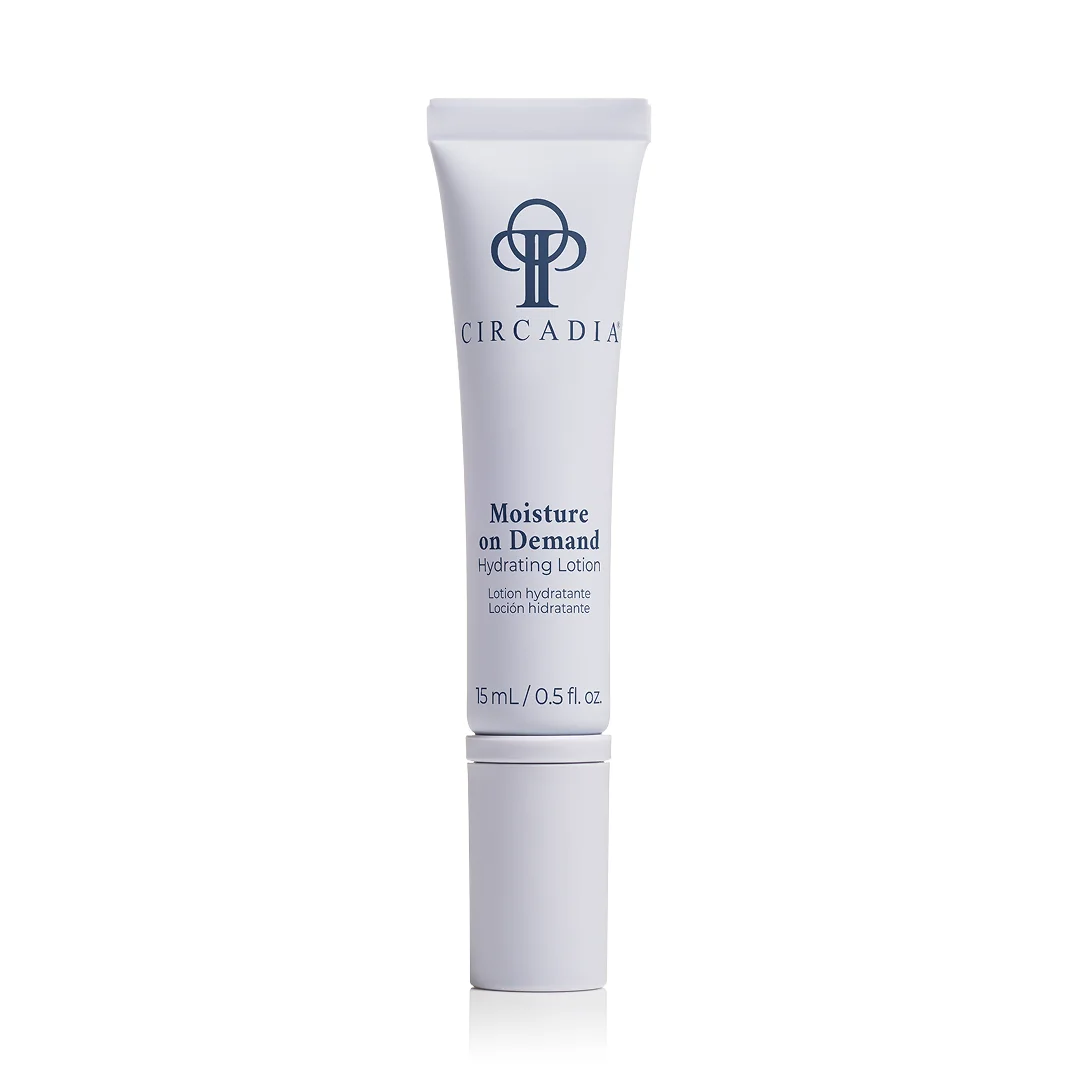 Witte tube met zwarte dop van Circadia Moisture On Demand 15 ml op een witte achtergrond.