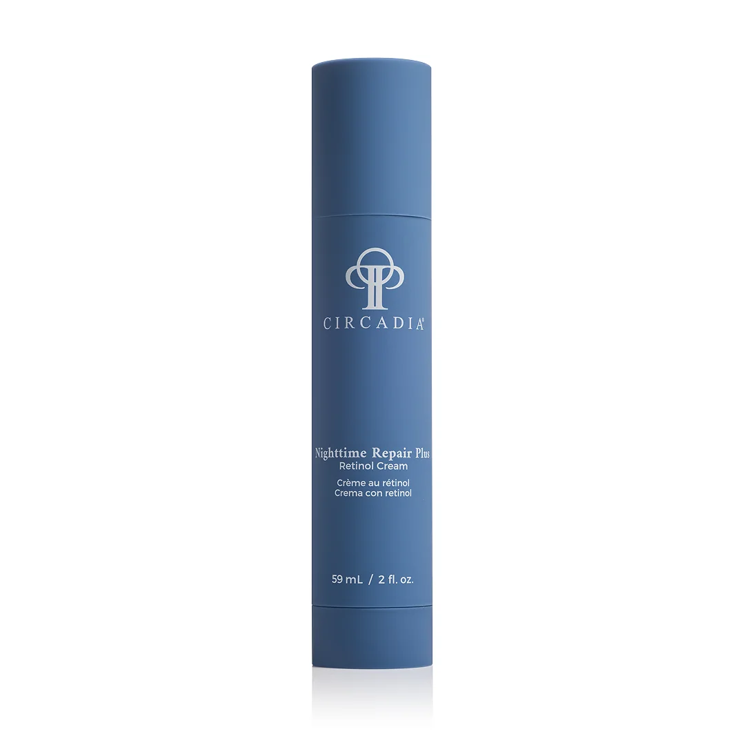 Witte tube met pompje van Circadia Nighttime Repair Plus, met donkerblauwe tekst.