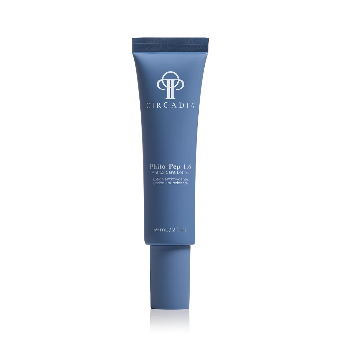 Witte fles met pompje van Circadia Phito-Pep 1.6 Antioxidant Lotion 59 ml, met donkerblauwe en witte details.