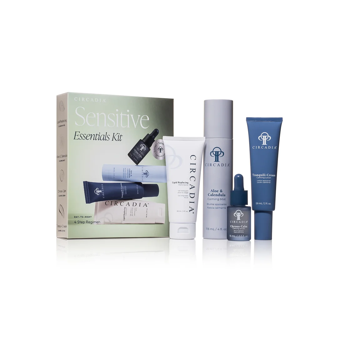 Circadia Sensitive Essentials Regimen Kit met vier producten: een reinigingsgel, serum, mist en crème in witte en blauwe verpakkingen.