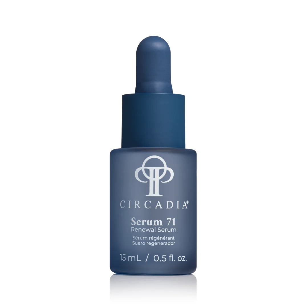 Glazen flesje Circadia Serum 71 15 ml met een pipetdop, tegen een witte achtergrond.