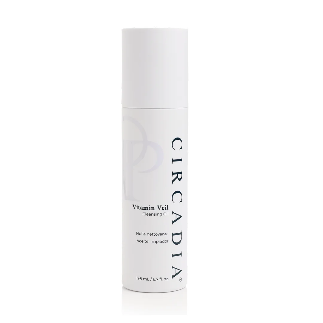Witte fles met zwarte pomp van de Circadia Vitamin Veil Cleanser.