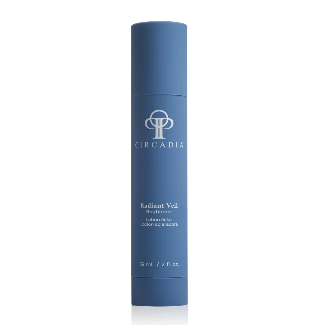 Witte tube en doos van Circadia White Veil Brightener op een witte achtergrond.